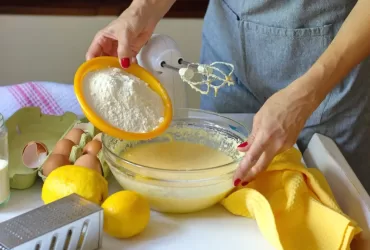 Mulher fazendo curso de bolos caseiros para vender online