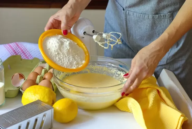 Mulher fazendo curso de bolos caseiros para vender online