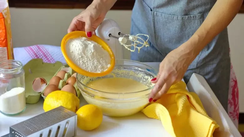 Mulher fazendo curso de bolos caseiros para vender online