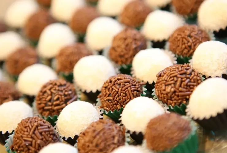 Brigadeiros um dos doces para vender na escola ou faculdade