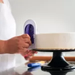 Mulher cometendo um dos erros comuns de quem começa a vender bolos caseiros