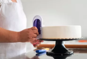 Mulher cometendo um dos erros comuns de quem começa a vender bolos caseiros