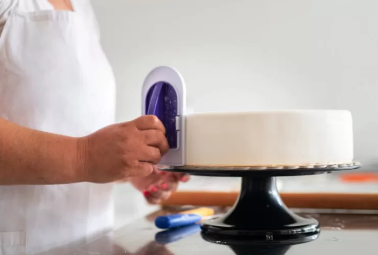 Mulher cometendo um dos erros comuns de quem começa a vender bolos caseiros