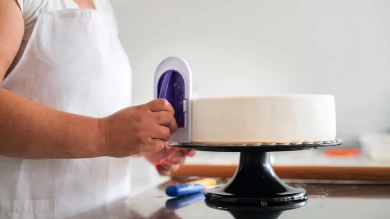 Mulher cometendo um dos erros comuns de quem começa a vender bolos caseiros