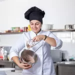 Mulher fazendo aula no melhor curso de bolo caseiro para iniciantes
