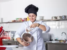 Mulher fazendo aula no melhor curso de bolo caseiro para iniciantes