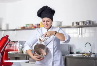 Mulher fazendo aula no melhor curso de bolo caseiro para iniciantes