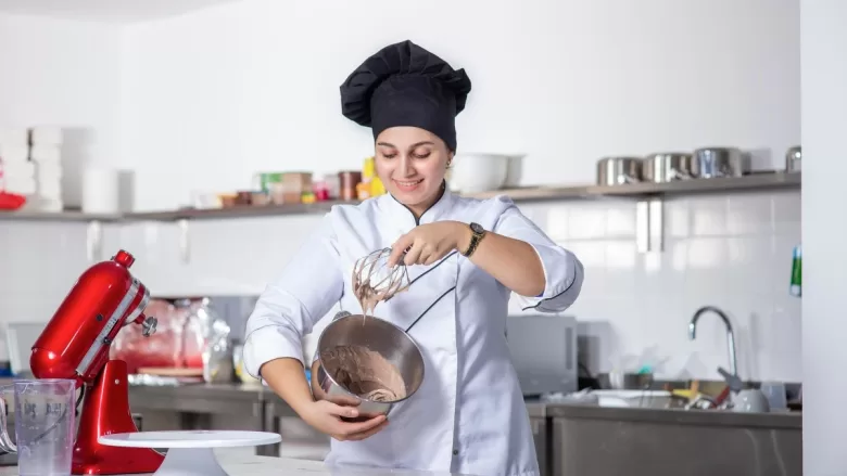 Mulher fazendo aula no melhor curso de bolo caseiro para iniciantes