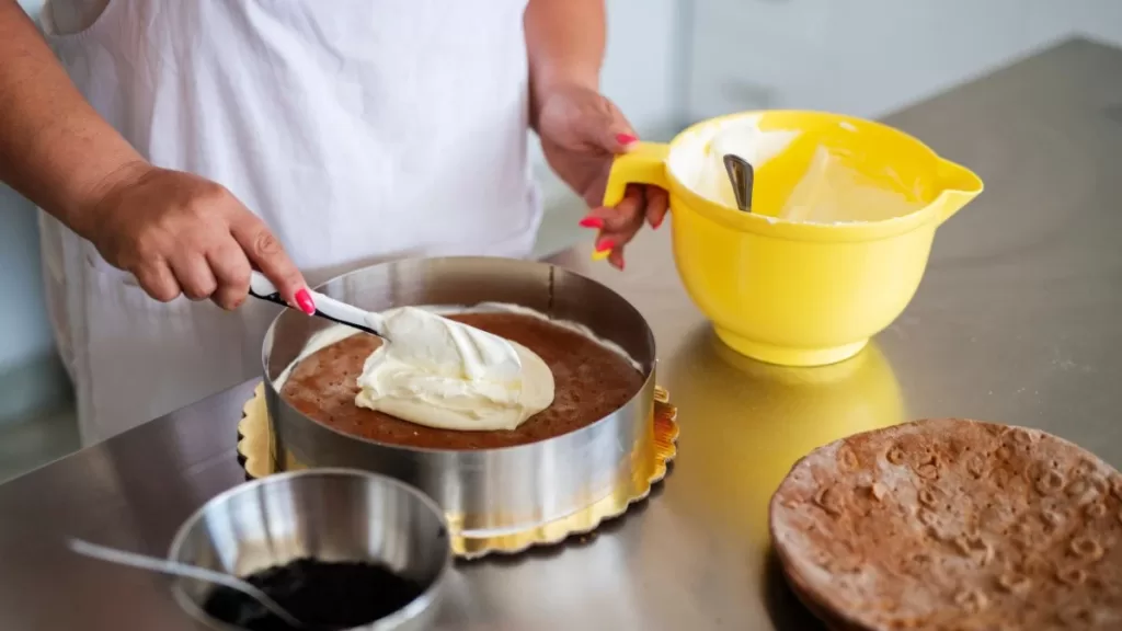 Mulher errando ao fazer bolo caseiro para vender