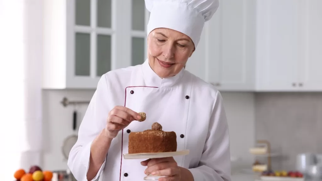 Mulher fazendo técnica com o melhor curso de bolo caseiro para iniciantes