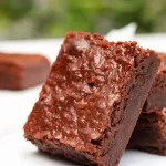 Brownie de ovomaltine em um prato